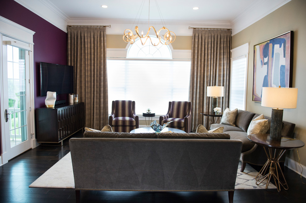Esempio di un ampio soggiorno moderno aperto con pareti viola, parquet scuro, TV autoportante e pavimento marrone