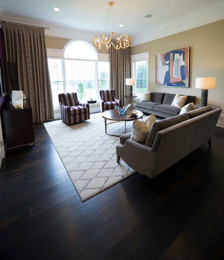 Foto di un ampio soggiorno moderno aperto con pareti viola, parquet scuro, TV autoportante e pavimento marrone