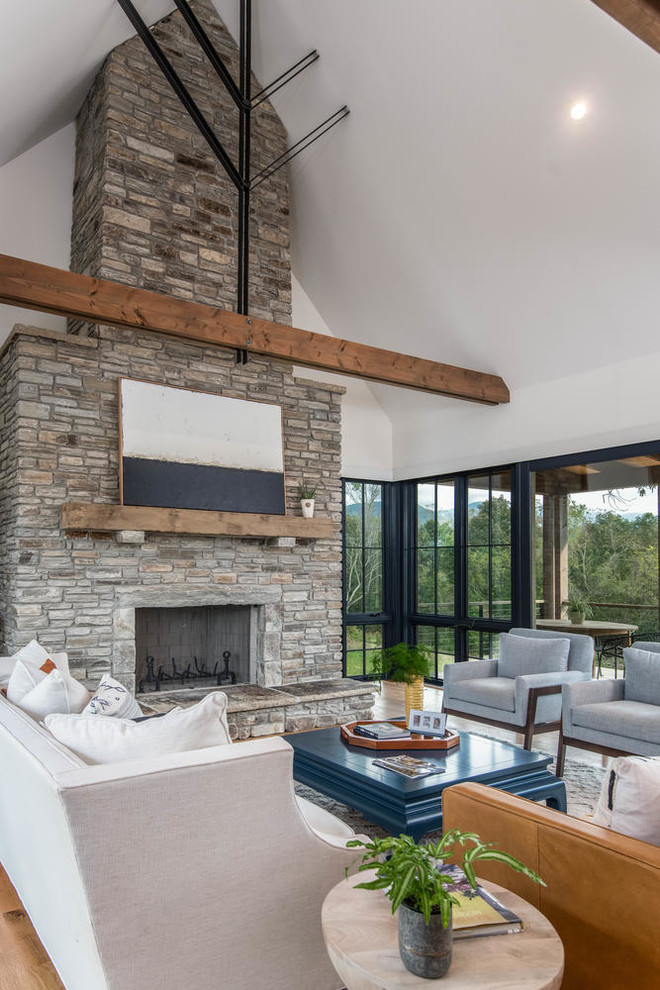 Diseño de sala de estar abierta de estilo de casa de campo grande con paredes blancas y suelo de madera en tonos medios