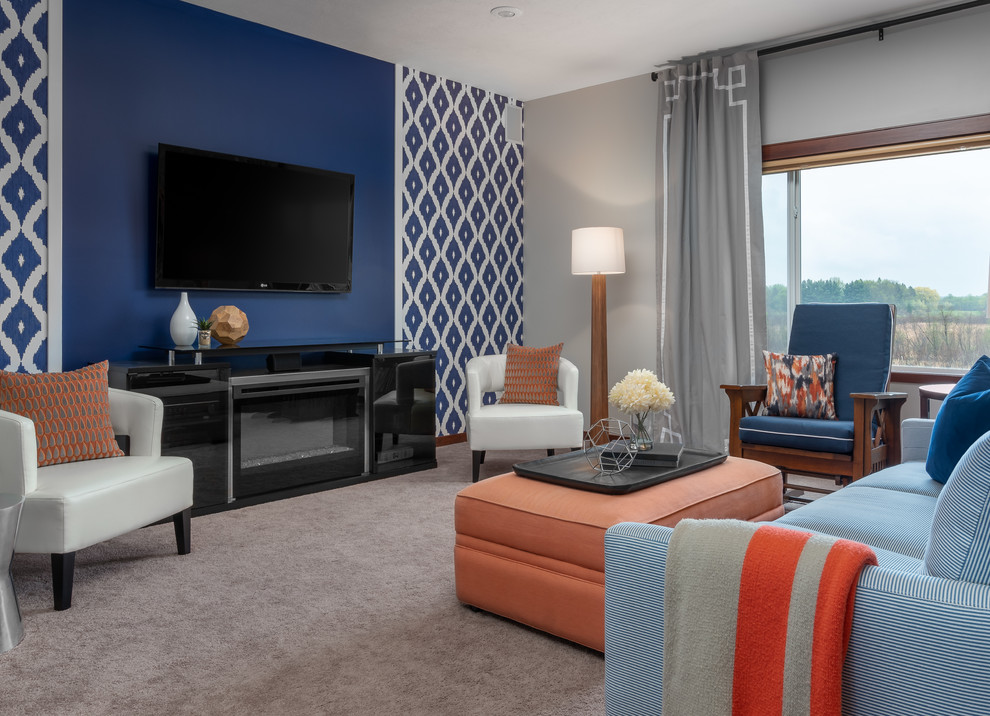 Idee per un soggiorno classico con pareti blu, moquette, TV a parete e pavimento beige