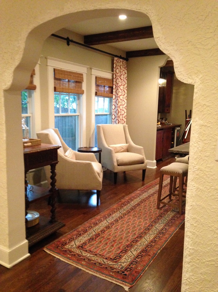 Foto de sala de estar abierta mediterránea de tamaño medio con paredes beige y suelo de madera oscura