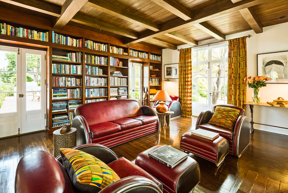 Diseño de sala de estar con biblioteca cerrada mediterránea grande con paredes blancas y suelo de madera oscura