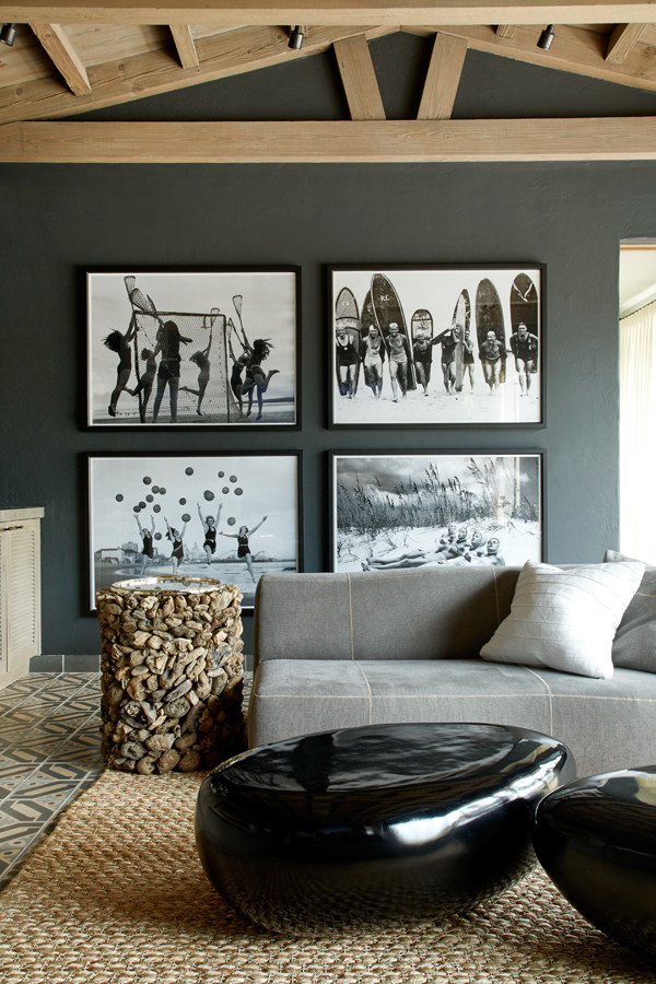 Idée de décoration pour une grande salle de séjour minimaliste avec un mur gris, un sol en carrelage de céramique, une cheminée standard et un manteau de cheminée en pierre.
