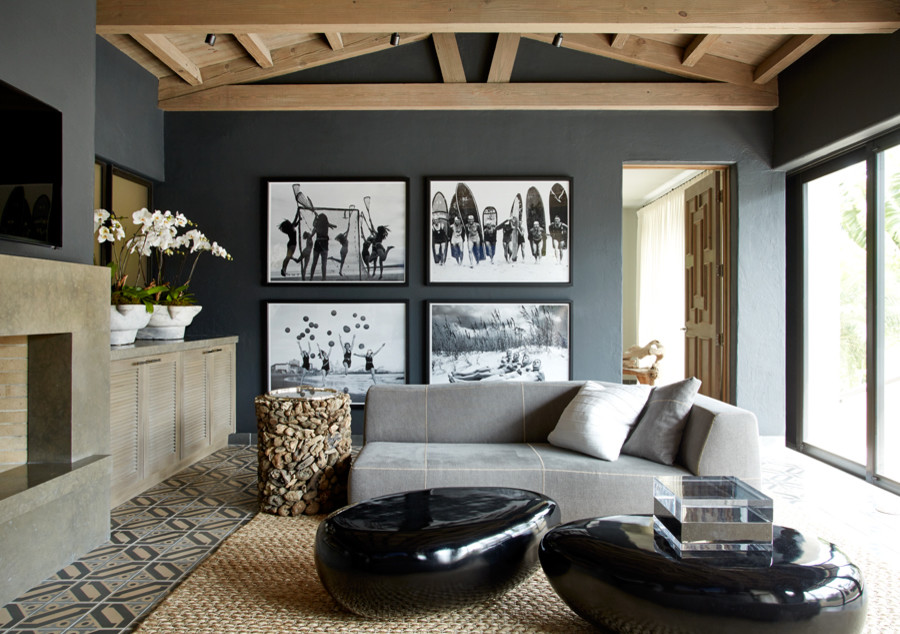 Immagine di un grande soggiorno minimalista con pareti grigie, pavimento con piastrelle in ceramica, camino classico e cornice del camino in pietra