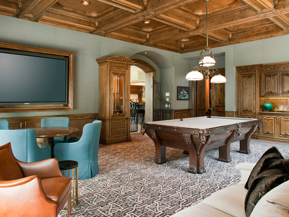 Стильный дизайн: гостиная комната в средиземноморском стиле с ковром на полу - последний тренд