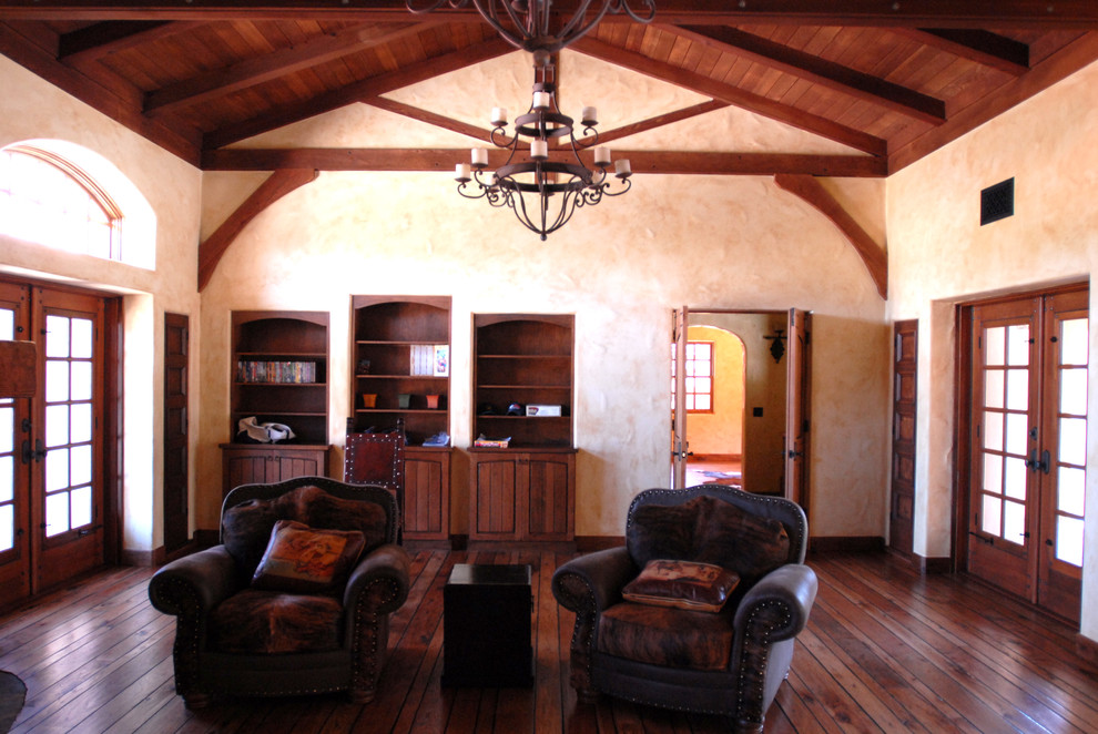 Imagen de sala de estar cerrada mediterránea de tamaño medio con suelo de madera en tonos medios