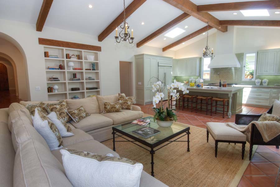 Foto de sala de estar abierta de estilo americano de tamaño medio con paredes blancas y suelo de baldosas de terracota