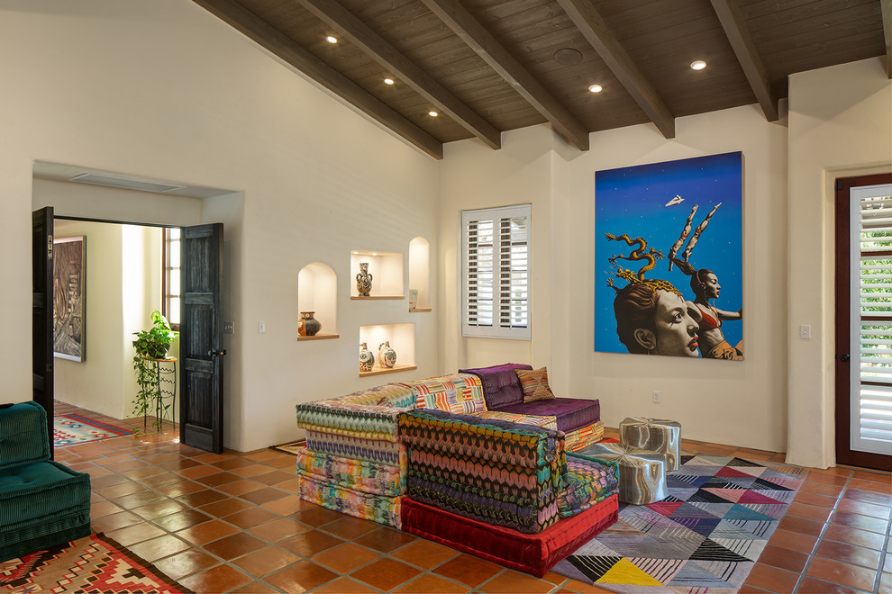 Mediterranes Wohnzimmer mit beiger Wandfarbe, Terrakottaboden und rotem Boden in San Diego