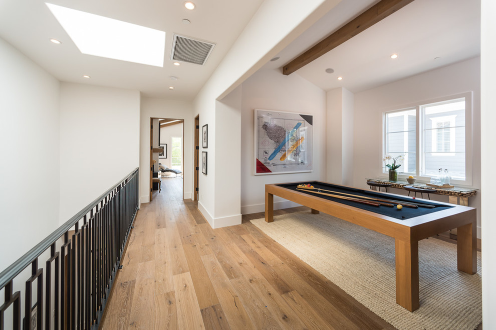 Diseño de sala de estar abierta clásica renovada con paredes blancas, suelo de madera clara y suelo beige