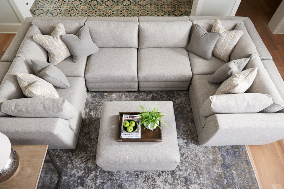 Esempio di un soggiorno design di medie dimensioni con pareti grigie, parquet chiaro e pavimento marrone