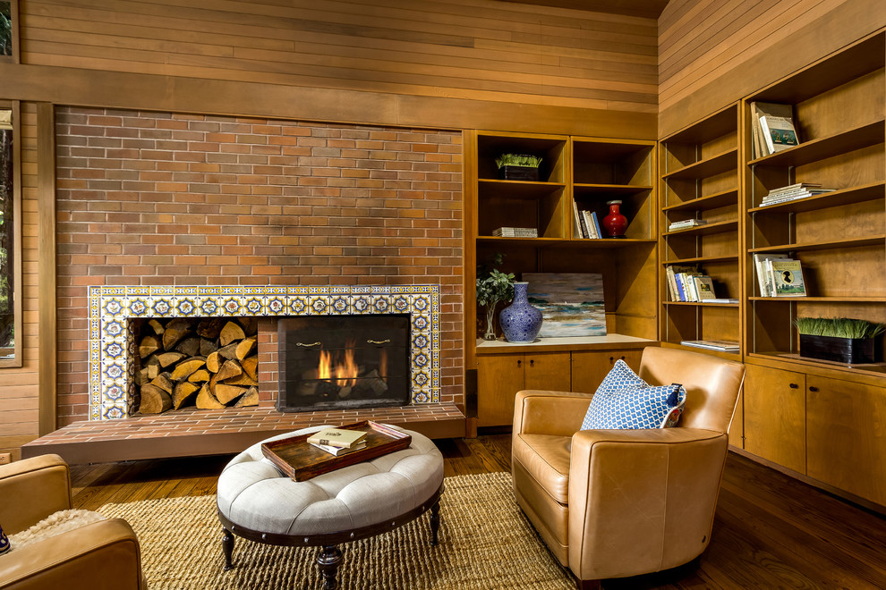 Großes, Offenes Modernes Wohnzimmer mit brauner Wandfarbe, braunem Holzboden, Kamin, gefliester Kaminumrandung und braunem Boden in Seattle