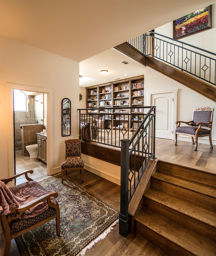 Ejemplo de sala de estar con biblioteca clásica con paredes beige y suelo de madera oscura