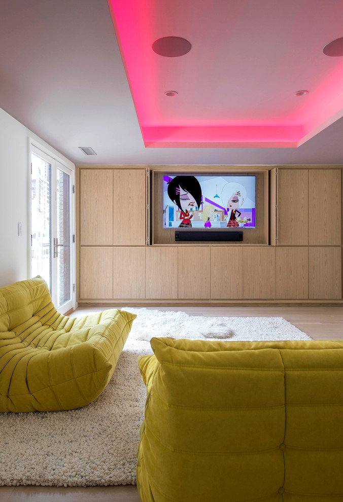 Idee per un soggiorno design con pareti bianche, parquet chiaro, TV nascosta e tappeto