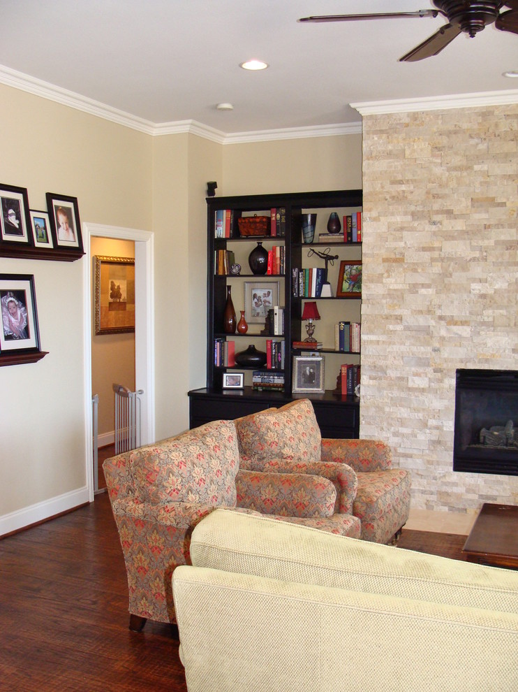 Modelo de sala de estar clásica de tamaño medio con suelo de madera en tonos medios, todas las chimeneas y marco de chimenea de piedra