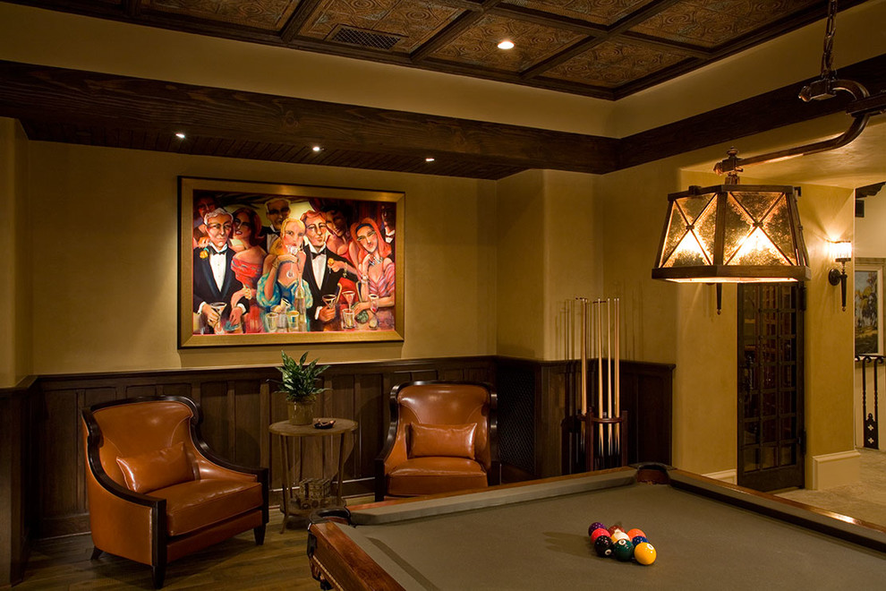Foto de sala de juegos en casa cerrada tradicional grande sin chimenea con paredes amarillas, suelo de madera en tonos medios y pared multimedia