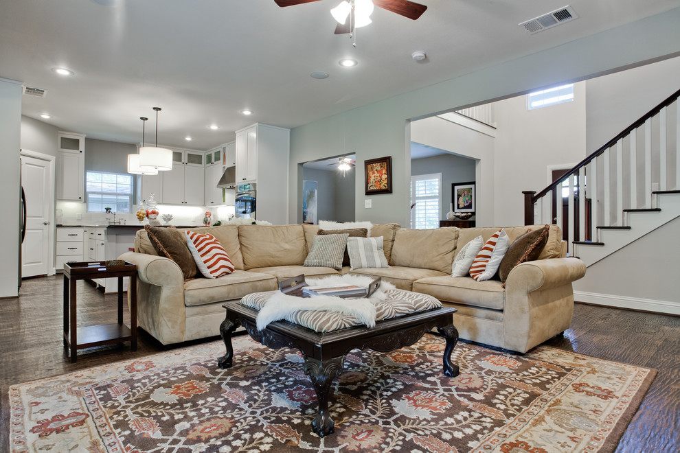Imagen de sala de estar abierta tradicional renovada con paredes grises y alfombra