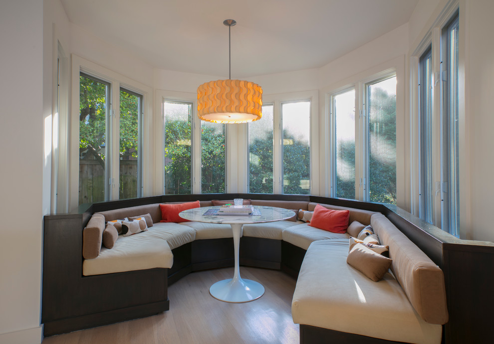 Immagine di un piccolo soggiorno design con parquet chiaro e pareti beige