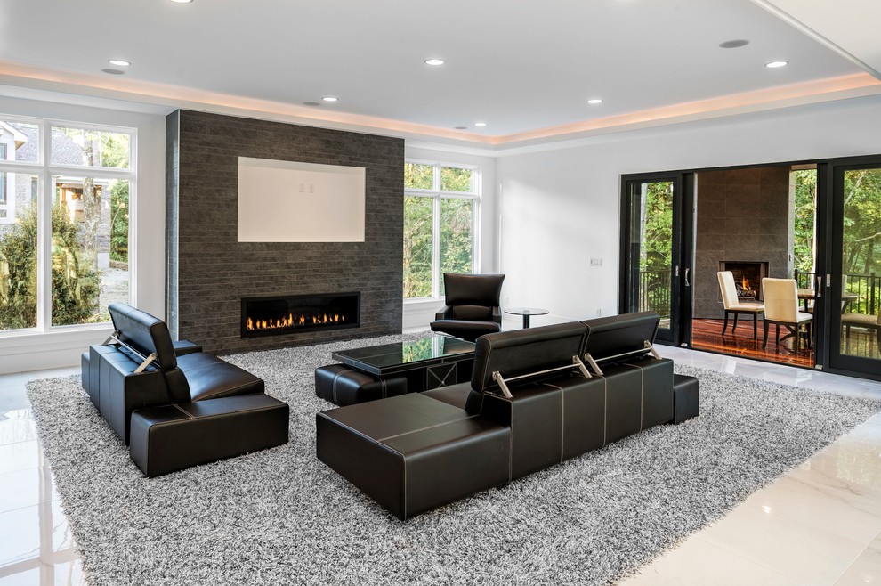 Ejemplo de sala de estar abierta minimalista grande con paredes blancas, suelo de mármol, chimenea lineal, marco de chimenea de piedra, televisor colgado en la pared y alfombra