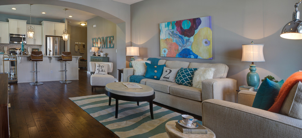 Imagen de sala de estar abierta clásica renovada de tamaño medio con paredes beige