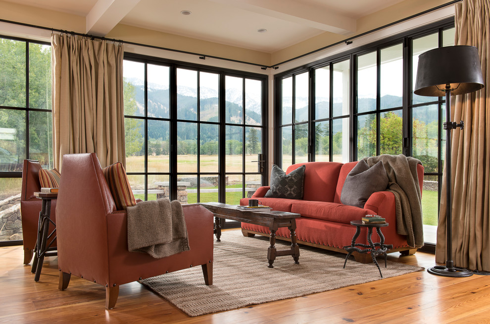 Immagine di un soggiorno country di medie dimensioni e aperto con pareti beige e parquet chiaro
