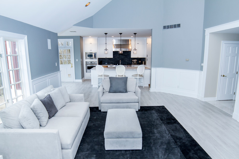 Mittelgroßes, Fernseherloses, Offenes Modernes Wohnzimmer ohne Kamin mit grauer Wandfarbe, Porzellan-Bodenfliesen und grauem Boden in Philadelphia
