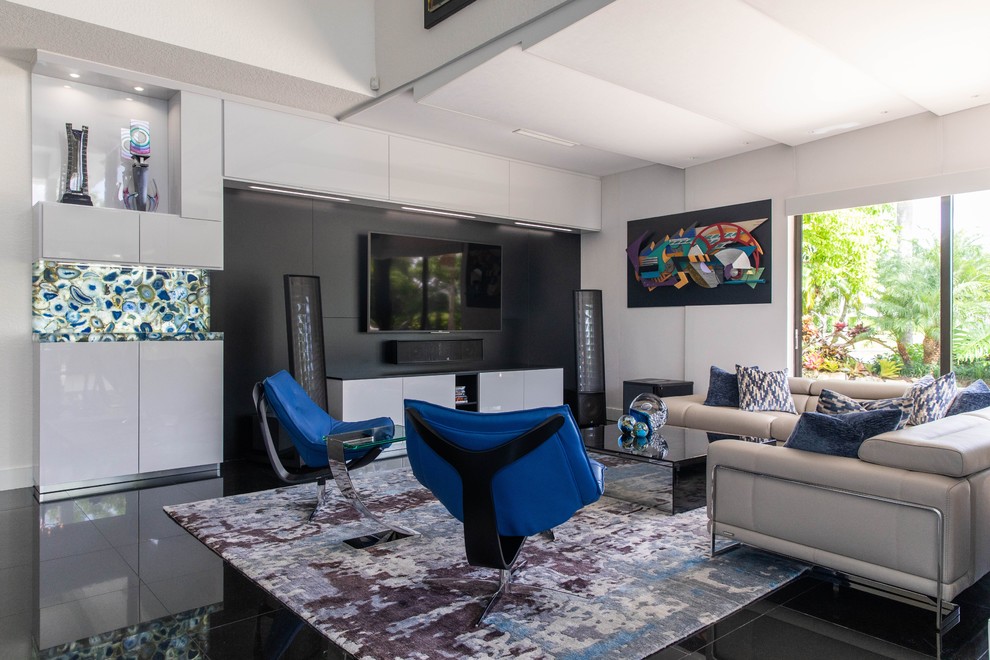 Großes, Offenes Modernes Wohnzimmer mit Hausbar, weißer Wandfarbe, Marmorboden, TV-Wand und schwarzem Boden in Sonstige
