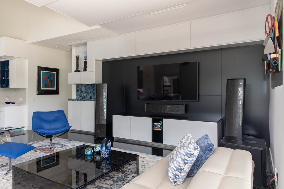 Ispirazione per un grande soggiorno minimalista aperto con angolo bar, pareti bianche, pavimento in marmo, TV a parete e pavimento nero