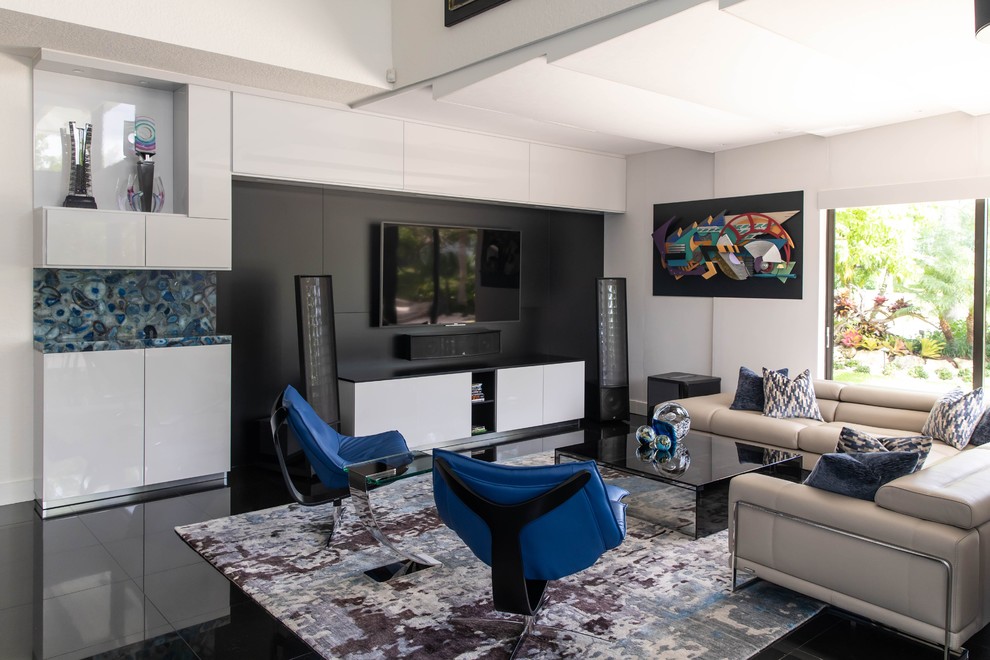 Cette image montre une grande salle de séjour minimaliste ouverte avec un bar de salon, un mur blanc, un sol en marbre, un téléviseur fixé au mur et un sol noir.