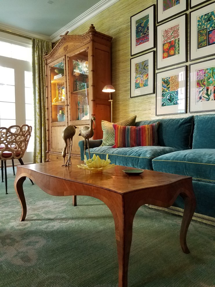 Imagen de sala de estar cerrada clásica grande sin chimenea y televisor con paredes amarillas, suelo de madera en tonos medios y suelo marrón