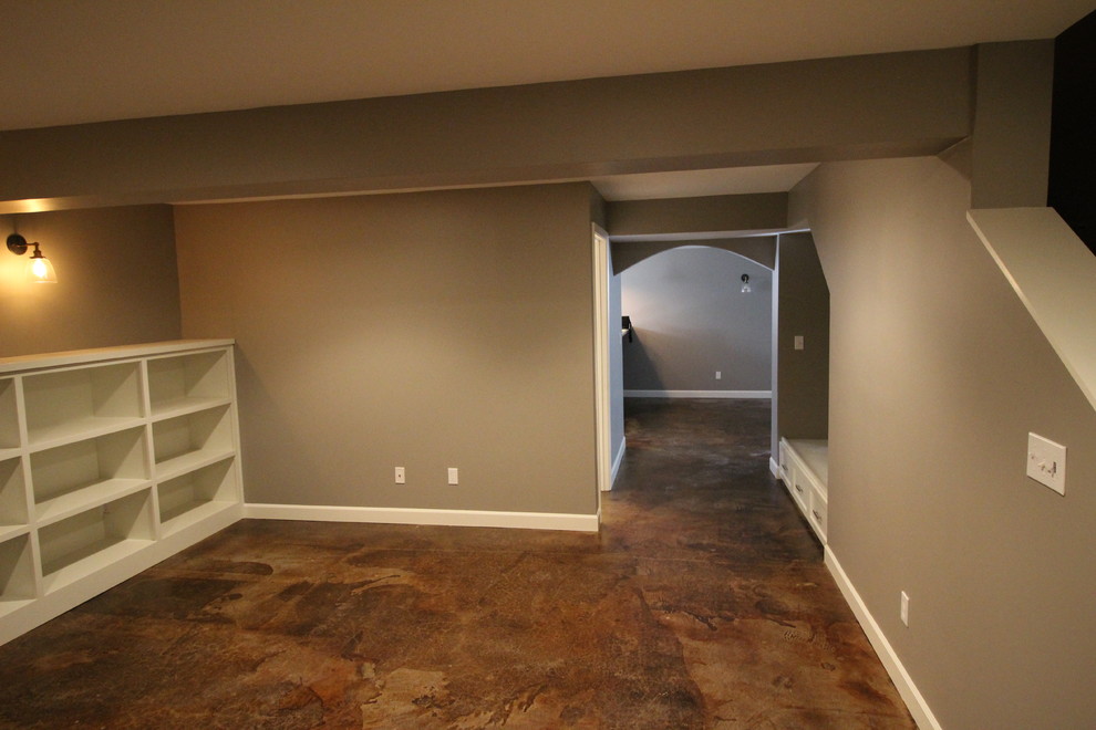 Exempel på ett stort klassiskt allrum med öppen planlösning, med en hemmabar, grå väggar, betonggolv och brunt golv