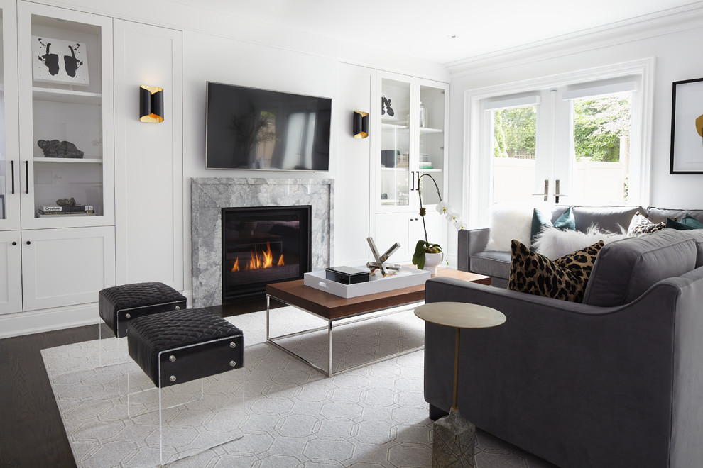 Diseño de sala de estar abierta contemporánea grande con paredes blancas, suelo de madera oscura, todas las chimeneas, marco de chimenea de piedra, televisor colgado en la pared y suelo marrón