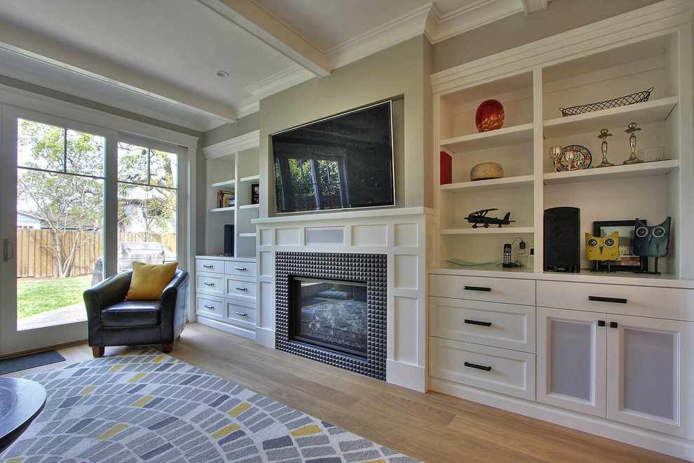 Großes, Offenes Klassisches Wohnzimmer mit grauer Wandfarbe, braunem Holzboden, Kamin, Kaminumrandung aus Metall und TV-Wand in San Francisco