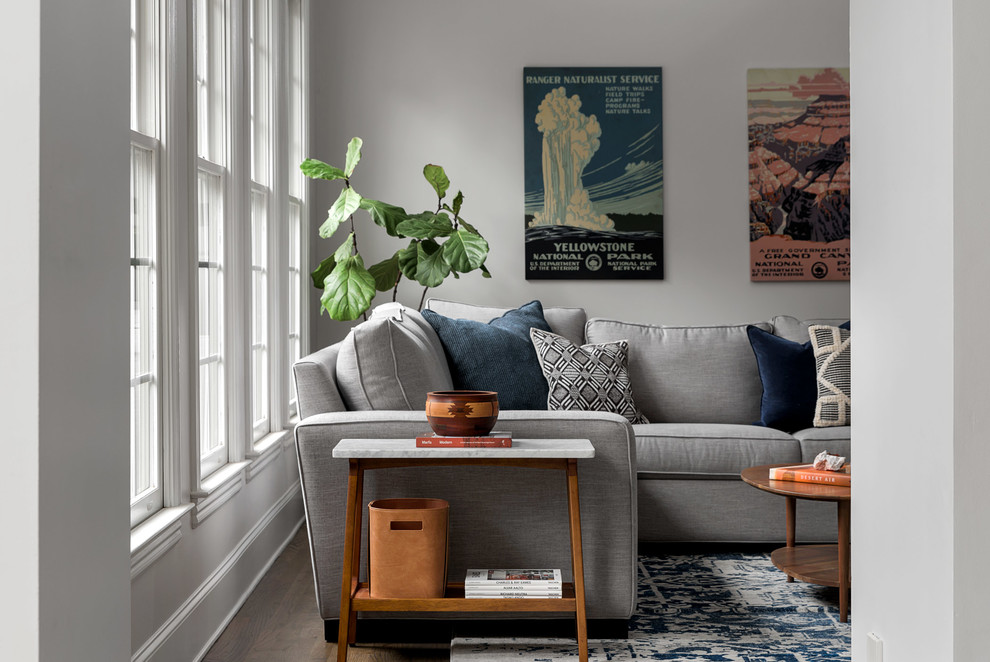 Foto de sala de estar abierta vintage de tamaño medio con paredes grises, suelo de madera oscura y suelo gris