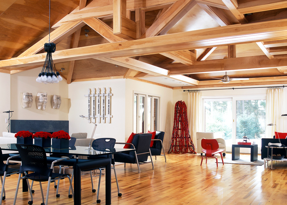 Immagine di un soggiorno contemporaneo aperto con pareti beige, pavimento in legno massello medio e camino classico