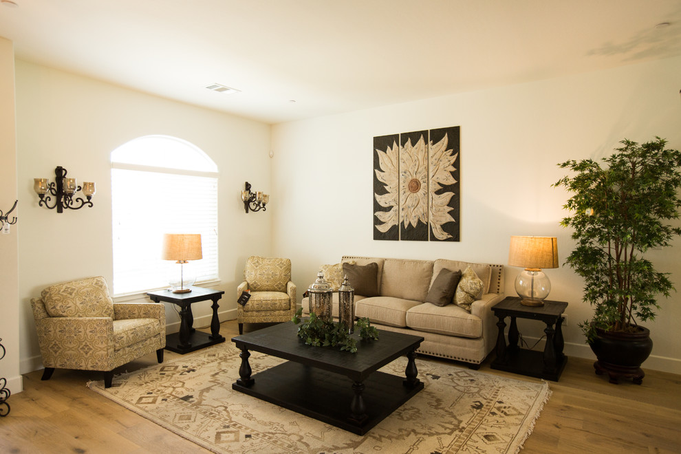 Стильный дизайн: большая открытая гостиная комната в современном стиле с серыми стенами и полом из керамической плитки без камина, телевизора - последний тренд
