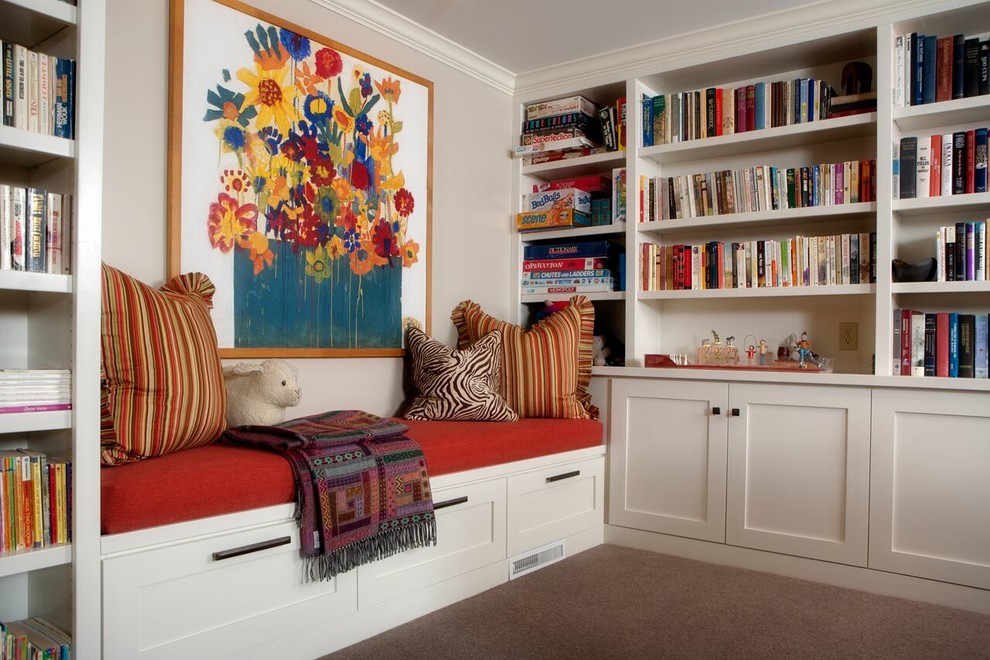 Cette photo montre une salle de séjour chic ouverte et de taille moyenne avec salle de jeu, un mur blanc, moquette et un sol marron.