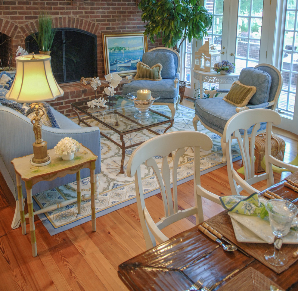 Стильный дизайн: гостиная комната в классическом стиле с синим диваном - последний тренд