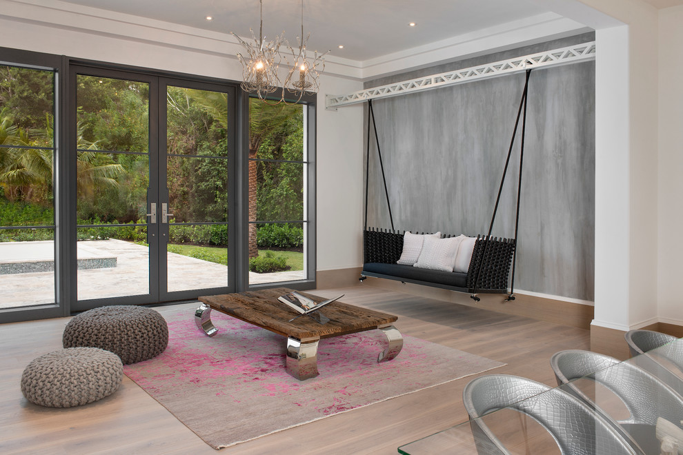 Стильный дизайн: открытая гостиная комната в современном стиле с серыми стенами, светлым паркетным полом и акцентной стеной - последний тренд