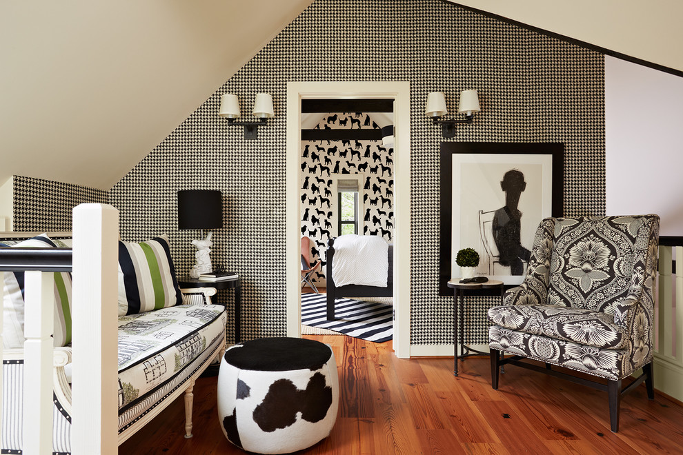 На фото: двухуровневая гостиная комната среднего размера в классическом стиле с паркетным полом среднего тона, разноцветными стенами и оранжевым полом без камина, телевизора