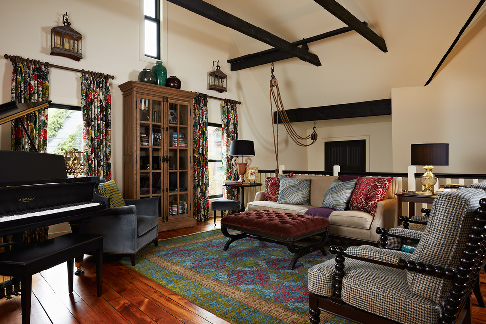 Ejemplo de sala de estar con rincón musical cerrada tradicional grande sin chimenea y televisor con paredes beige, suelo de madera oscura y suelo rojo