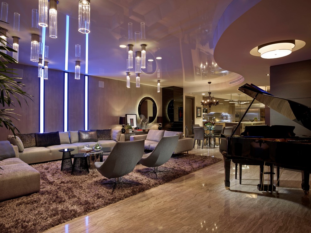 Стильный дизайн: открытая гостиная комната в современном стиле с мраморным полом - последний тренд