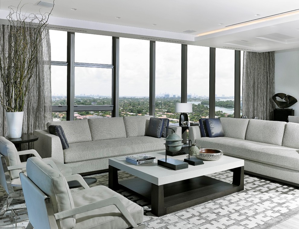 Großes, Offenes Modernes Wohnzimmer ohne Kamin mit grauer Wandfarbe und Porzellan-Bodenfliesen in Miami