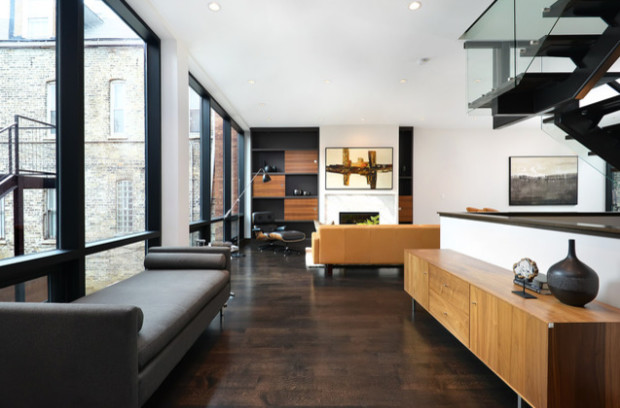 Imagen de sala de estar moderna de tamaño medio con paredes blancas y suelo de madera oscura