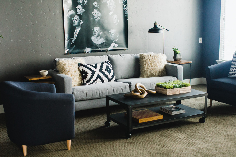 Großes, Abgetrenntes Modernes Wohnzimmer mit grauer Wandfarbe, Teppichboden, TV-Wand und beigem Boden in Boise