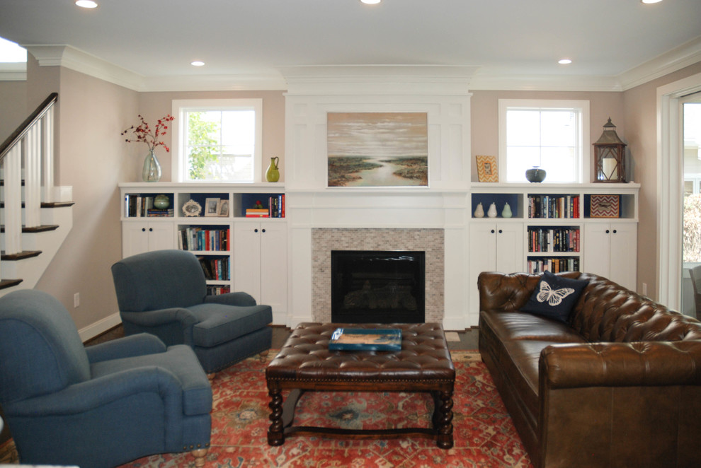 Ejemplo de sala de estar clásica de tamaño medio sin televisor con paredes beige, suelo de madera oscura, todas las chimeneas y marco de chimenea de baldosas y/o azulejos