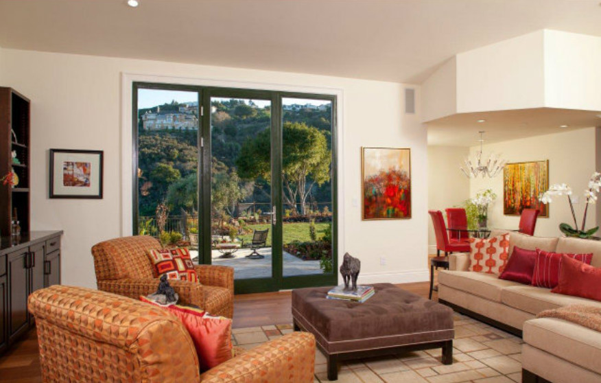 Geräumiges, Abgetrenntes Modernes Wohnzimmer mit weißer Wandfarbe, braunem Holzboden und freistehendem TV in San Francisco