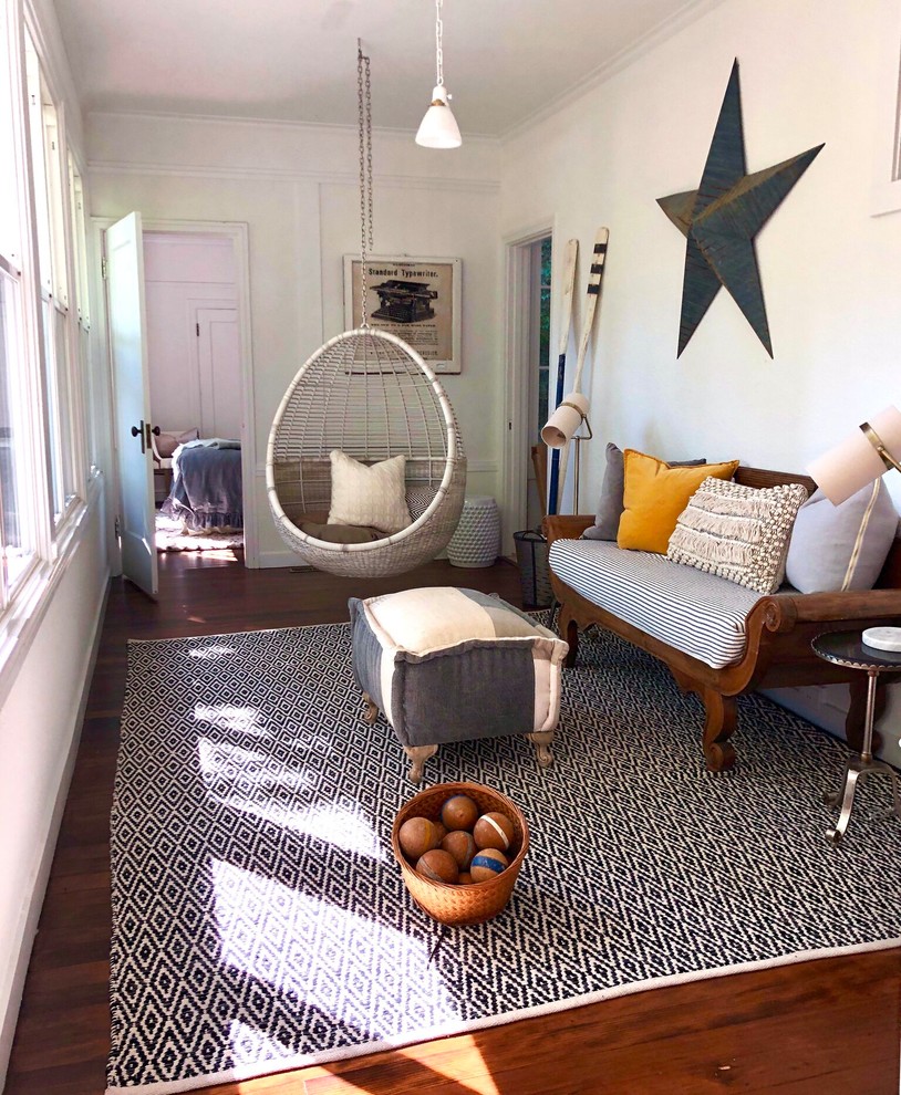 Ejemplo de sala de estar clásica renovada con alfombra