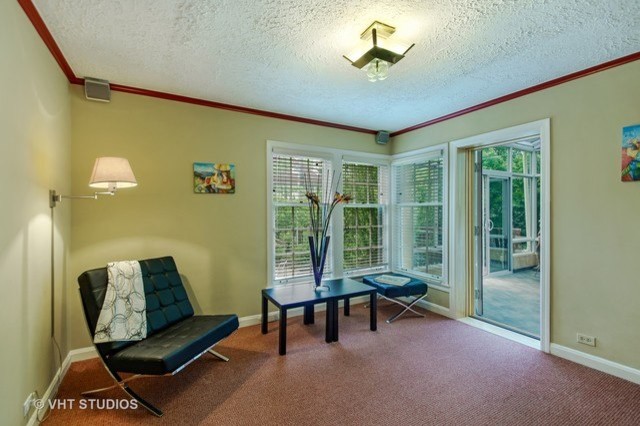 Foto di un piccolo soggiorno minimalista chiuso con libreria, pareti beige, moquette e pavimento rosa