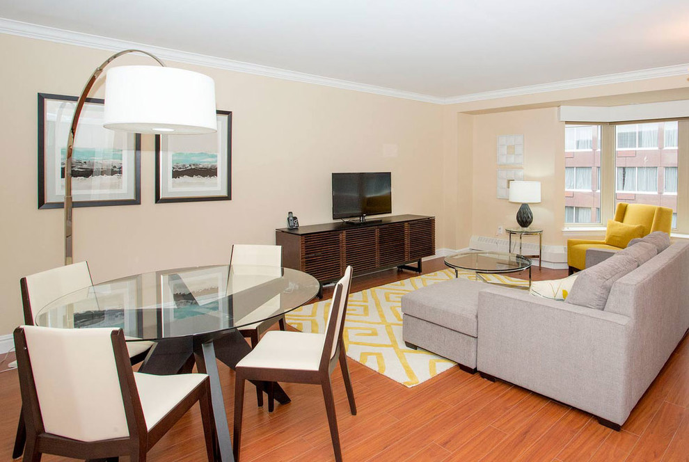 Exemple d'une salle de séjour de taille moyenne et ouverte avec un mur beige, parquet clair, aucune cheminée et un téléviseur indépendant.