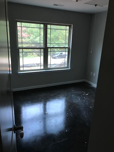 Foto de sala de estar industrial con suelo de cemento y suelo gris